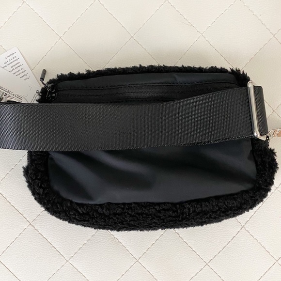 *SOLD* Lululemon Fleece Everywhere Belt Bag Black - Picture 2 of 4